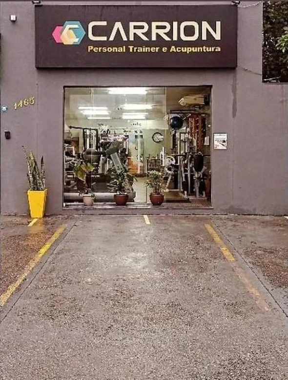 Fachada do estúdio Carrion Personal Trainer e Acupuntura, na Av. Quatorze de Dezembro
